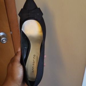 Black pumps